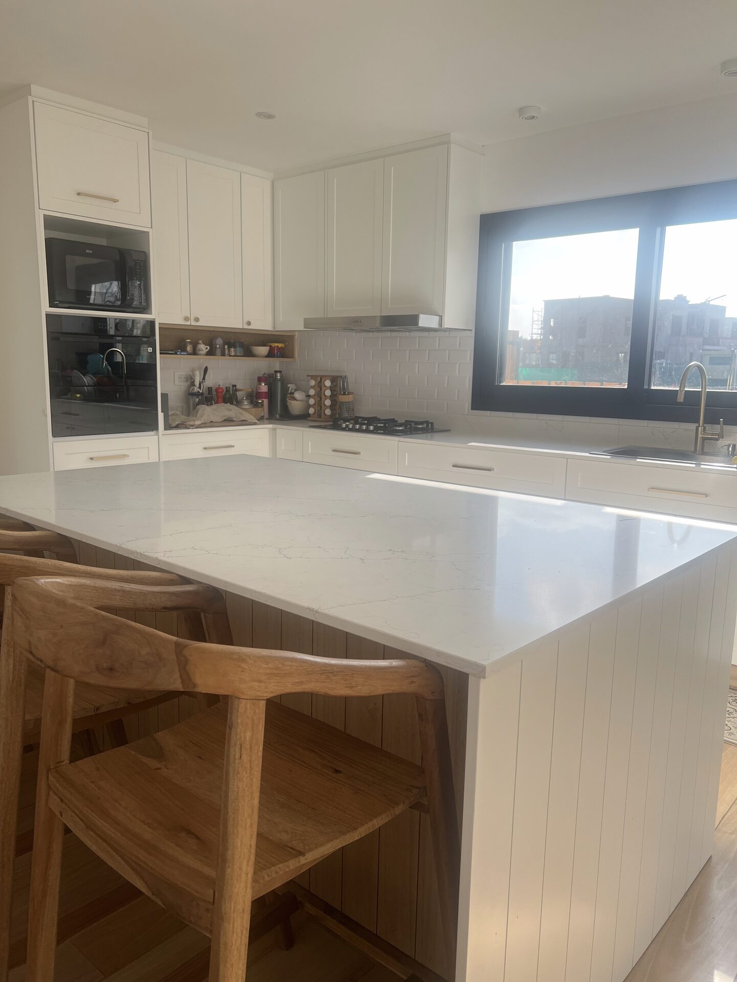 Baño con vanitory flotante en piedra natural