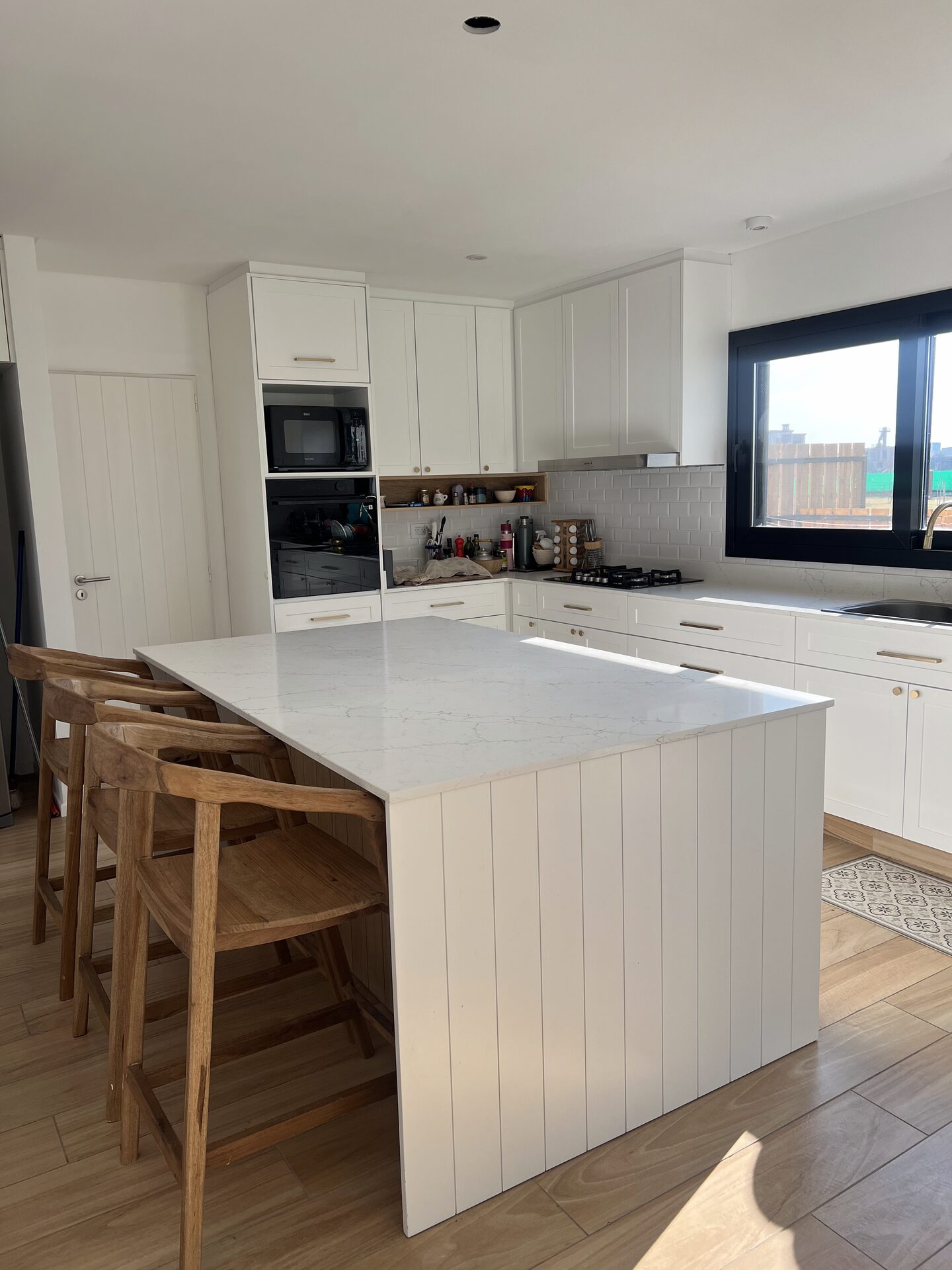 Cocina con mesada e isla de mármol